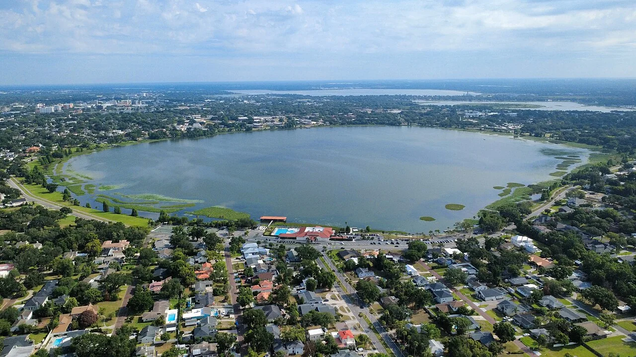 Lake Hollingsworth and the surrounding Lakeland area near Cleveland Heights